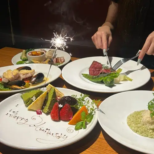 【包含庆祝香槟祝酒和纪念照】与您的爱人共度周年纪念晚餐