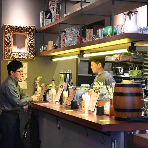 <p>落ち着いた雰囲気の店内で、暗めの照明が心地よい空間を演出♪オシャレなインテリアと照明にこだわり、デートや友人との集まりに最適です！笑顔の接客が温かみを添え、リラックスした時間を過ごせます♪居心地の良さを大切にしつつ、カジュアルに楽しめる雰囲気が魅力です！どうぞお気軽にお立ち寄りください♪</p>