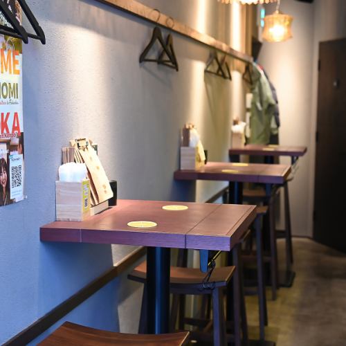 <p>立ち飲みながらも座れるスペースが魅力の当店！カウンター12席と、椅子付きのハイテーブルを3卓ご用意♪開放感が楽しめるテラス席も4席完備しております！カウンターキッチンからは料理の様子が見え、臨場感が楽しめます♪多様な席をご用意しているので、一人でもグループでも、シーンに合わせてご利用いただけます！</p>