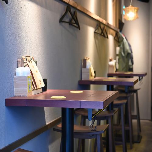 ハイテーブルを3卓ご用意♪椅子が付いているため、リラックスしながらゆったりとお楽しみいただけます♪デートにもぴったりの席で、特別なひと時を過ごせます。宴会や飲み会、女子会、記念日、ご家族やご友人との集まりなど、さまざまなシーンでご利用可能です。皆さまのご来店を心よりお待ちしています！