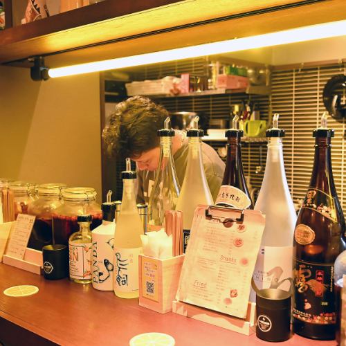 お一人様でも気軽に立ち寄れる立ち飲みカウンター席！オープンキッチンのカウンター席ではスタッフや他のお客様との交流も楽しめ、アットホームな雰囲気が魅力です♪新しい出会いを楽しむ場として、当店ではお酒を豊富に取り揃えています。お酒を楽しんだ後に味わうしじみ汁は、なんと無料で提供♪お料理もお酒にぴったり♪