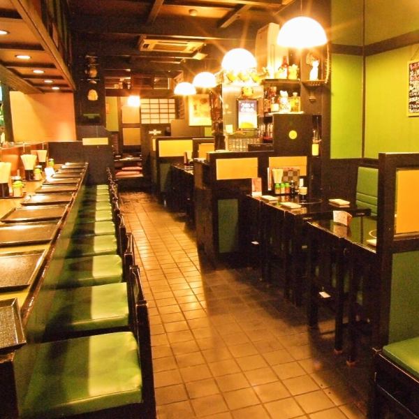 長年、京橋のサラリーマンに愛されてきた店内。ゆったりとした雰囲気で料理をお楽しみいただけます。