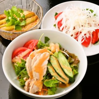 とり安サラダ　／　トマトとオニオンのサラダ