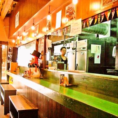 内部装饰着温暖的木材，许多女性顾客都来了商店！Chikyuya创造的菜肴受欢迎的秘密在于每个国家的原始美食。
