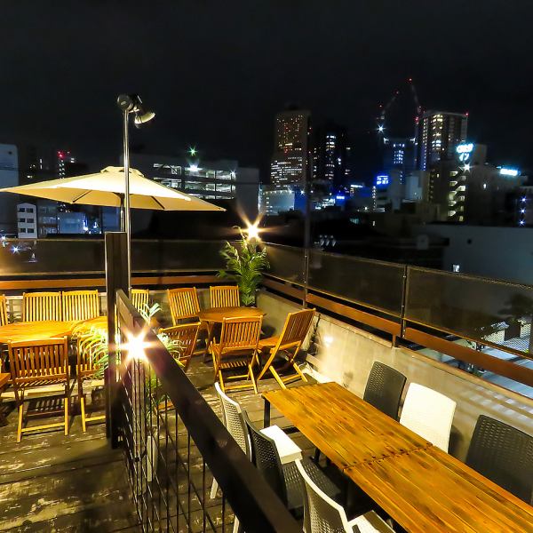 【夜の雰囲気に酔いしれて】街の灯りと夜風を浴びながら気分もロマンチックになるテラス席。お席は事前の予約が必須◎テラスでBBQコースはもちろん、女子会、大人数のパーティーも雰囲気満点のテラスでいかがでしょうか♪