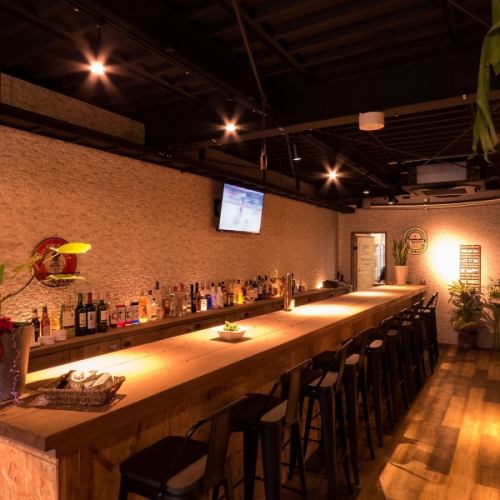お洒落なバーカウンターで一杯♪