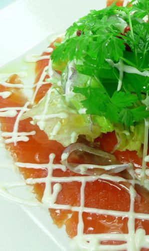 スモークサーモンのカルパッチョ