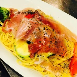 生ハムと彩り野菜のペペロンチーノ
