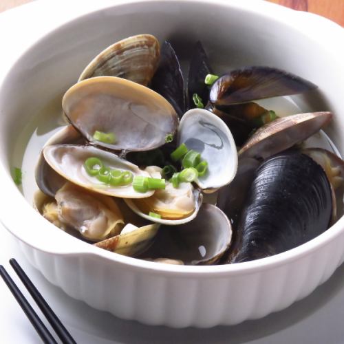 Large clams steamed in sake