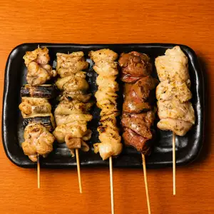 五種用大山雞肉製成的烤串拼盤。