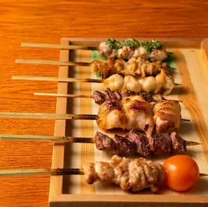 以大山雞肉製成的7種烤串拼盤。