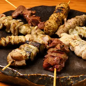 9種用大山雞肉製成的烤串拼盤。