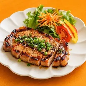 用三種不同品種的豬肉製成的烤牛排。