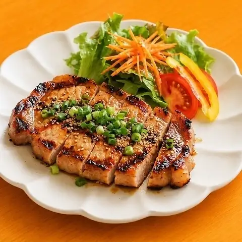 用三種不同品種的豬肉製成的烤牛排。