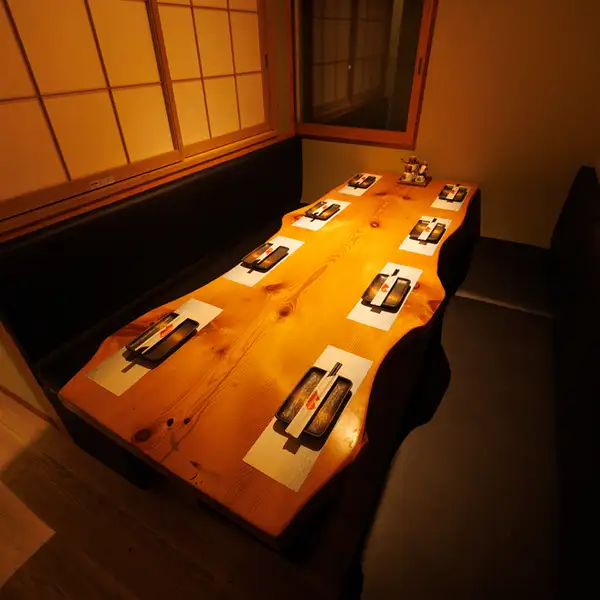 和情緒あふれる店内がお客様の宴を彩ります。人数に合わせてお席をご案内。団体様用宴会は広々として窮屈感のない造り。乾杯の音頭、宴会途中の移動もスムーズ!人数や、予算、開催時間なお気軽にご相談ください!接待やビジネス仲間との会食、お仕事仲間との様々なご宴会やご家族でのお食事などにもご利用ください!!