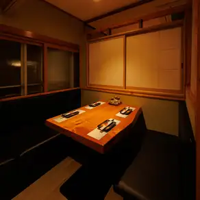 間接照明と和の装飾の数々が洗練された大人な空間を演出しております!扉付きとなっておりますので周りを気にせずお楽しみいただけますよ!当店でゆっくりと羽を伸ばしてご寛ぎくださいませ♪(川崎 個室 居酒屋 肉寿司 肉料理 飲み放題 日本酒 貸切 接待 宴会 女子会 誕生日 記念日)