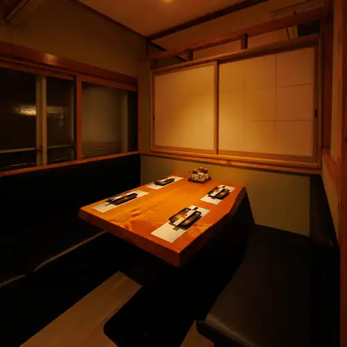 間接照明と和の装飾の数々が洗練された大人な空間を演出しております!扉付きとなっておりますので周りを気にせずお楽しみいただけますよ!当店でゆっくりと羽を伸ばしてご寛ぎくださいませ♪(川崎 個室 居酒屋 肉寿司 肉料理 飲み放題 日本酒 貸切 接待 宴会 女子会 誕生日 記念日)