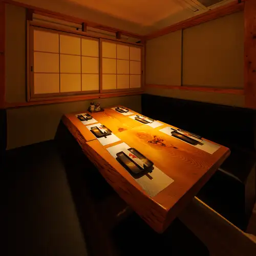 お客様にぴったりのお席でご案内します♪落ち着いた雰囲気かつオシャレな店内の当店は接待、デート、合コン、女子会、各種ご宴会、シーンを選ばずご利用いただけます♪(川崎 個室 居酒屋 肉寿司 肉料理 飲み放題 日本酒 貸切 接待 宴会 女子会 誕生日 記念日)