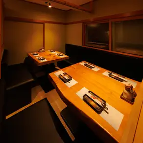 エリア最大規模の大宴会場を完備!皆様お顔を見渡すことができ一体感のあるご宴会が可能!広々とした造りとなっておりますので宴会途中のご移動もスムーズ!まさに幹事様理想の空間です。(川崎 個室 居酒屋 肉寿司 肉料理 飲み放題 日本酒 貸切 接待 宴会 女子会 誕生日 記念日)
