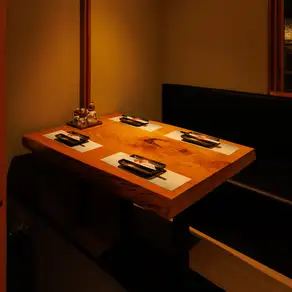 和の赴き溢れる席でゆっくりと時が流れるのをお楽しみくださいませ。間接照明と和の装飾の数々が上質な大人の空間を演出しております!多種多少なお席をご用意しておりますので誰と来ても何度来てもお楽しみいただけます♪(川崎 個室 居酒屋 肉寿司 肉料理 飲み放題 日本酒 貸切 接待 宴会 女子会 誕生日 記念日)