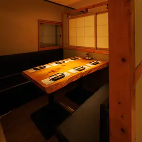 和モダンな空間はお寛ぎいただけること間違いなし!川崎1分の肉宴は心を込めておもてなしさせて頂きます!さまざまなシーンに対応可能!都会の謙遜を忘れさせてくれる美空間へ誘います。(川崎 個室 居酒屋 肉寿司 肉料理 飲み放題 日本酒 貸切 接待 宴会 女子会 誕生日 記念日)