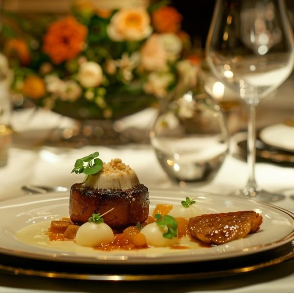 【メッセージプレート対応　モダンで洒落た空間で特別な記念日に】花々や絵画、アルザス地方のカラトリーをあしらった店内で、楽しくゆっくりと過ごしていただけます。記念日にぴったりな空間になっております。オープンキッチンならではのダイナミックな料理の臨場感もお楽しみください。