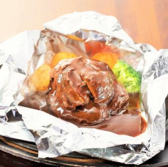 特製ハンバーグと牛ホホ肉ビーフシチューの鉄板包み焼き