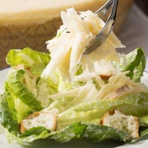 ロメインレタスとグラナパダーノチーズのシーザーサラダ