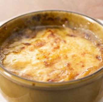 チーズの香り豊かな オニオングラタンスープ