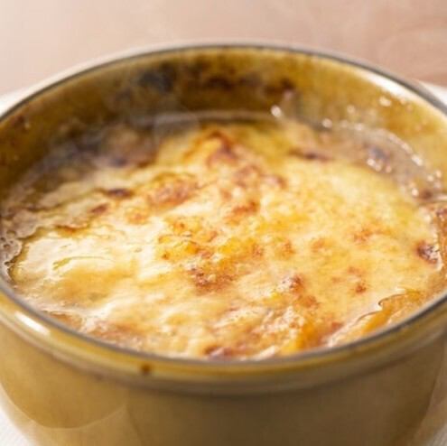 チーズの香り豊かな オニオングラタンスープ