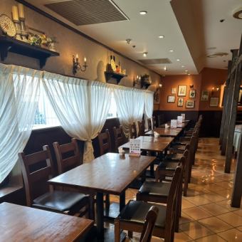 モダンな空間のテーブル席