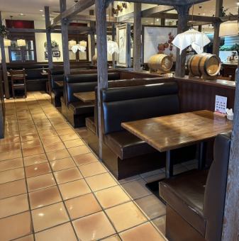 ソファー席ございます。家族や友人とのご利用などさまざまなシーンでご利用ください