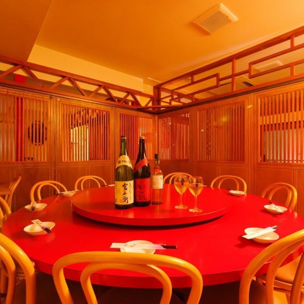 [Available for small groups★/Private round table room] When you think of Chinese cuisine, you think of round table seating! You can enjoy a banquet with a sense of unity by surrounding the round table! Arrange many dishes on the colorful table and enjoy conversation. You can enjoy the best part of Chinese cuisine together.Small groups are also welcome ◎ You can feel free to use it ♪ It's also popular for a quick drink after work!