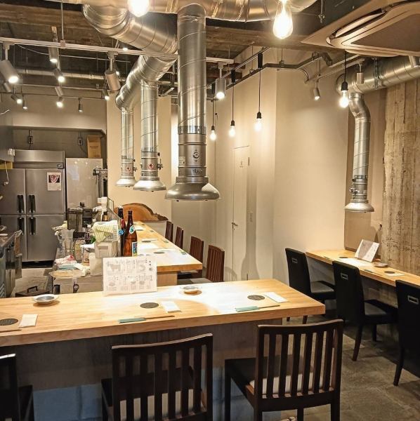 白を基調とした落ち着いた雰囲気が特徴的な店内となっています。店内ではジャズが流れており、ゆったりとお過ごしいただけるようにしています！デートや接待にもピッタリですが、ご友人同士でのプライベート利用にも最適となっております。ご来店をお待ちしております。