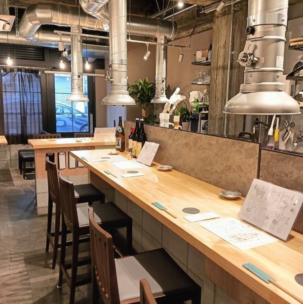 当店はカウンター席がメインとなっておりデートや接待にピッタリとなっています。カウンター席は12席ご用意しており、目の前で調理される風景を楽しんでいただくことができます。また仕事帰りなので、ふらっと立ち寄っていただくお一人様利用も大歓迎となっています！
