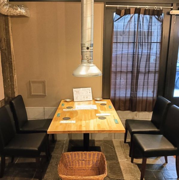 ゆったりと店内のお過ごしいただくためにテーブル席もご用意しております。4名掛けのテーブルが１つあり、小規模の宴会や女子会なとにもうってつけの空間となっております。ぜひ、自慢の海鮮とお酒と一緒にご友人や大切な人との楽しい時間をお過ごしください。