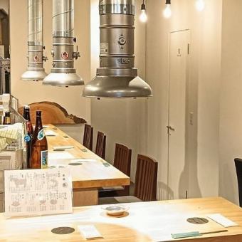 お一人様利用も大歓迎！カウンター席が12席、4名掛けのテーブルを１つご用意している店内となっています。仕事帰りにおいしい海鮮やお肉が食べたくなった際はぜひ、当店にお立ち寄りください。店主が厳選したお酒とともにお客様をお出迎え致します。