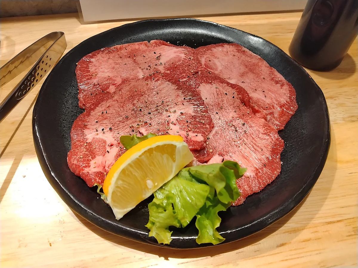 新鮮な食材を使っておいしい海の幸とお肉をお客様にご提供致します！