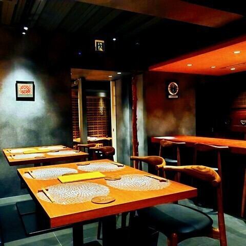 <p>テーブル席は隣席との間隔にゆとりがあり、快適にお食事を楽しめる空間です。落ち着いた色合いのインテリアが心地よい雰囲気を醸し出し、リラックスした時間を提供します。おしゃべりしながら食事を存分に楽しめるお席は、友人や家族との楽しいひとときや大切な人との特別なディナーにも最適です。</p>