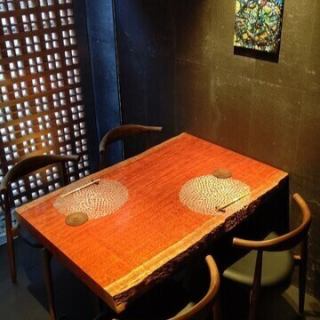 完全個室席は最大4名様までご利用いただけるプライベートな空間です。落ち着いた雰囲気の中で、特別なひとときをお過ごしいただけます。喫煙も可能なため、リラックスした時間をお楽しみいただけます。大切な記念日などのご利用に最適です。心地よい空間で、思い出に残る時間をぜひお楽しみください。