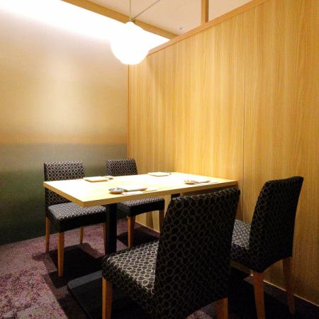 【4名様個室】各種宴会に最適なテーブル席を多数完備しております♪接待や会食にピッタリの懐石コースもございます。黒毛和牛やズワイガニなどワンランク上の海の幸・山の幸を贅沢に使用したコースです。大切なシーンに是非お召し上がりください。