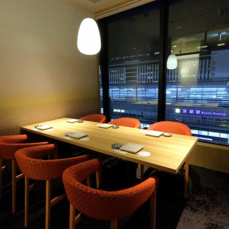 【6名様個室】少人数の宴会やデートにも最適な席も完備しております！京都駅すぐの当店では、店内からは外の景色も堪能出来ます◎景色を眺めながら大切なお友達との食事やデートなど様々なシーンに是非お越しください。