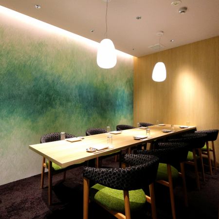 【8名様個室】接待やデートなどにオススメの、8名様用のテーブル式完全個室です。プライベートな空間ですので、他のお客様を気にされることなく自慢の海鮮料理やこだわりの日本酒をじっくりとご堪能いただけます。和モダンな落ち着いた雰囲気の中で、充実したひと時をお過ごしください。