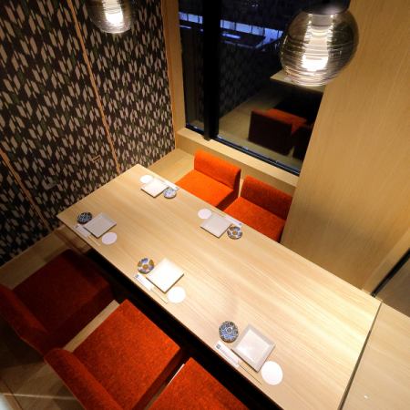 【4名様個室】少人数の宴会や女子会・合コンにも最適な完全個室を完備！落ち着いた大人の雰囲気の個室で、当店自慢の旬の和食料理やこだわりの銘酒をお楽しみください。京都駅より徒歩1分、交通アクセス抜群の個室居酒屋です♪