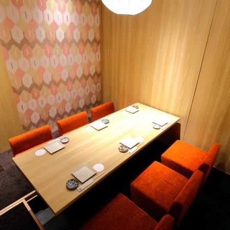 【6名様個室】仕事の同僚や仲間と、会社帰りに気軽に飲み会も大歓迎です！当店は海鮮・和食料理との相性最高の日本酒や焼酎を多数取り揃えております。日本各地から厳選して取り寄せた銘酒はプレミアム飲み放題でもお楽しみいただけます。自慢の和食料理とお好みの銘柄を合わせてご堪能ください。