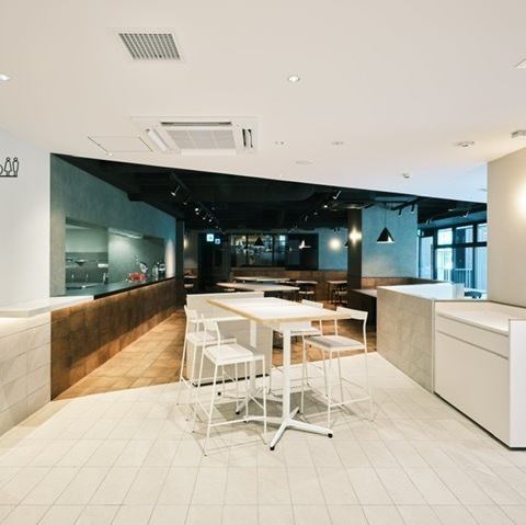 当店の一角には真っ白なフォトブースをご用意しており、日常のささいなトピックをお祝いするための写真撮影を楽しむことができます♪コース以外のお客様でも+料金で撮影が可能なので、お食事の合間に写真を撮り、出来上がった写真を見ながら再びお食事を満喫するという楽しみ方も◎