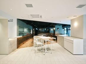 真っ白なフォトブースをご用意しており、日常のささいなトピックをお祝いするための写真撮影が楽しめます◎料理に撮影プランが組まれたコースの他、コース以外のお客様でも+料金で撮影が可能です。