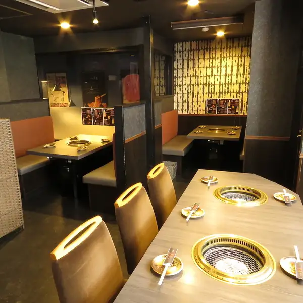 【和モダンの落ち着いた雰囲気の店内で…】プライベート感たっぷりのボックス席もご用意しています!上質な焼肉も雰囲気も楽しみたい肉女子会などにもオススメです♪