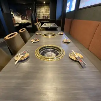 片側ソファーの広々としたテーブル席で焼肉をお楽しみいただけます。