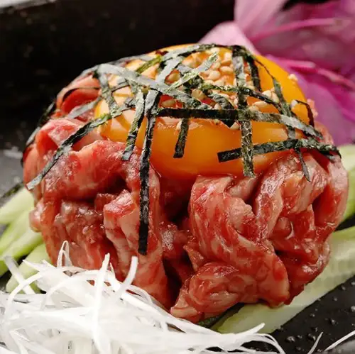 鮮度抜群!和牛炙りロースのユッケ仕立て